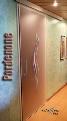Porte in vetro , porte vetro , porte tuttovetro , porte scorrevoli in vetro , porte vetro scorrevoli, paraschizzi cucina, paraschizzi in vetro ,porte in vetro colorate , porte vetro colorate
